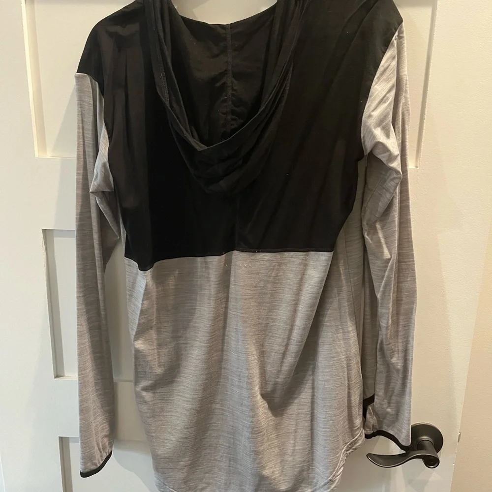 Mons Women's Gray Long Sleeve Hoodie size Large - Picture 2 of 4